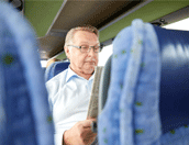 oudere man in bus met krant
